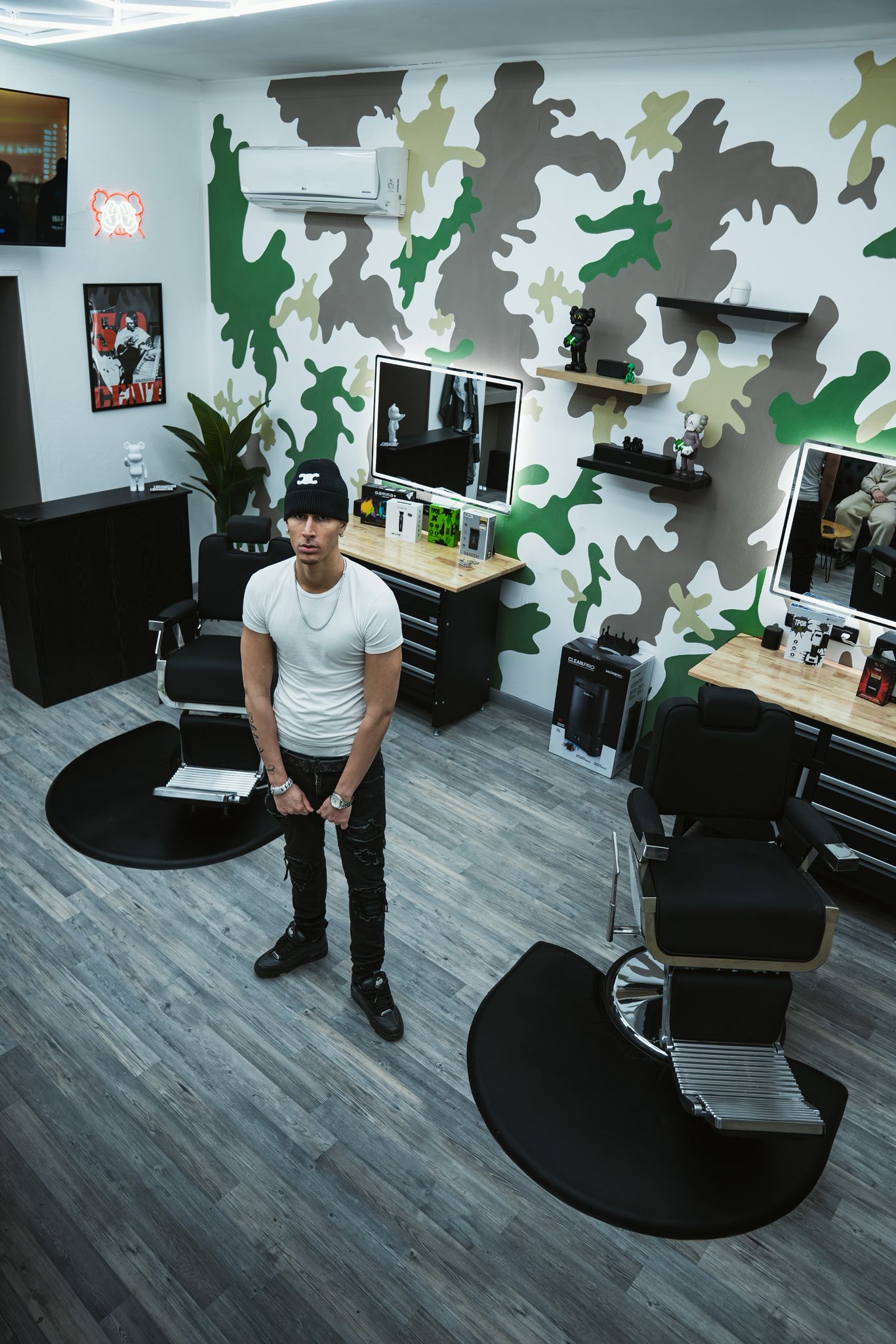 Il proprietario di Victory Lap Barber Shop fotografato dentro il locale